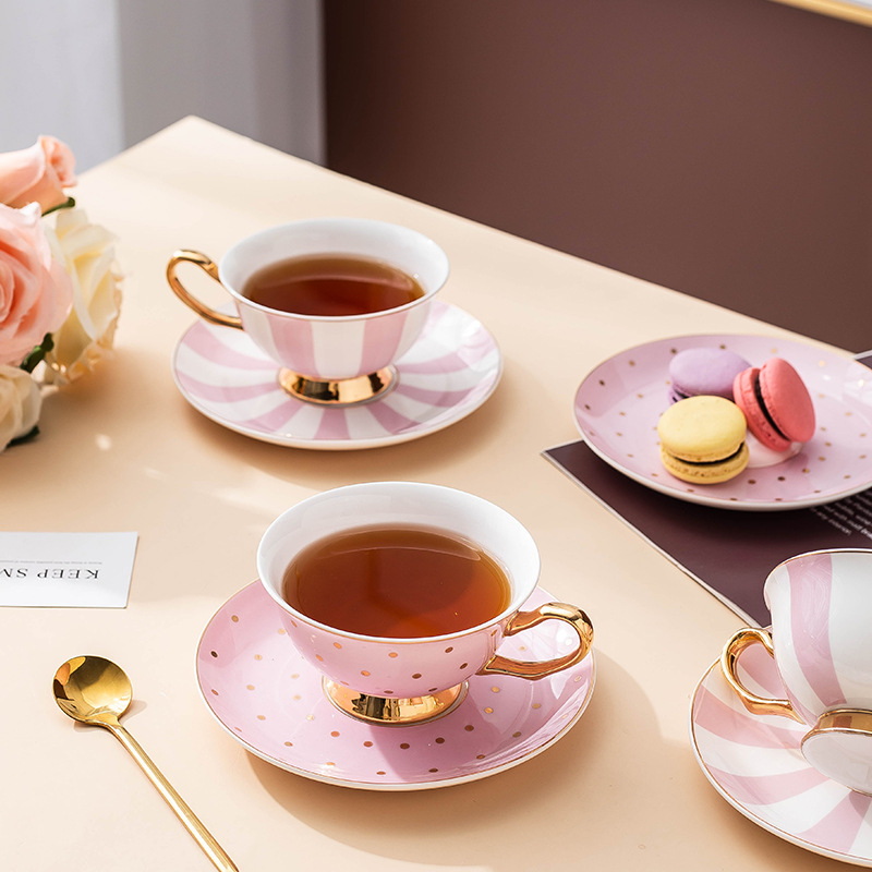 Керамические розовые кофейные  – обзор и цена Bistro Table Set